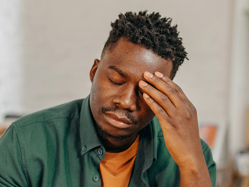 Kan synfel vara orsaken till trötta ögon och huvudvärk?